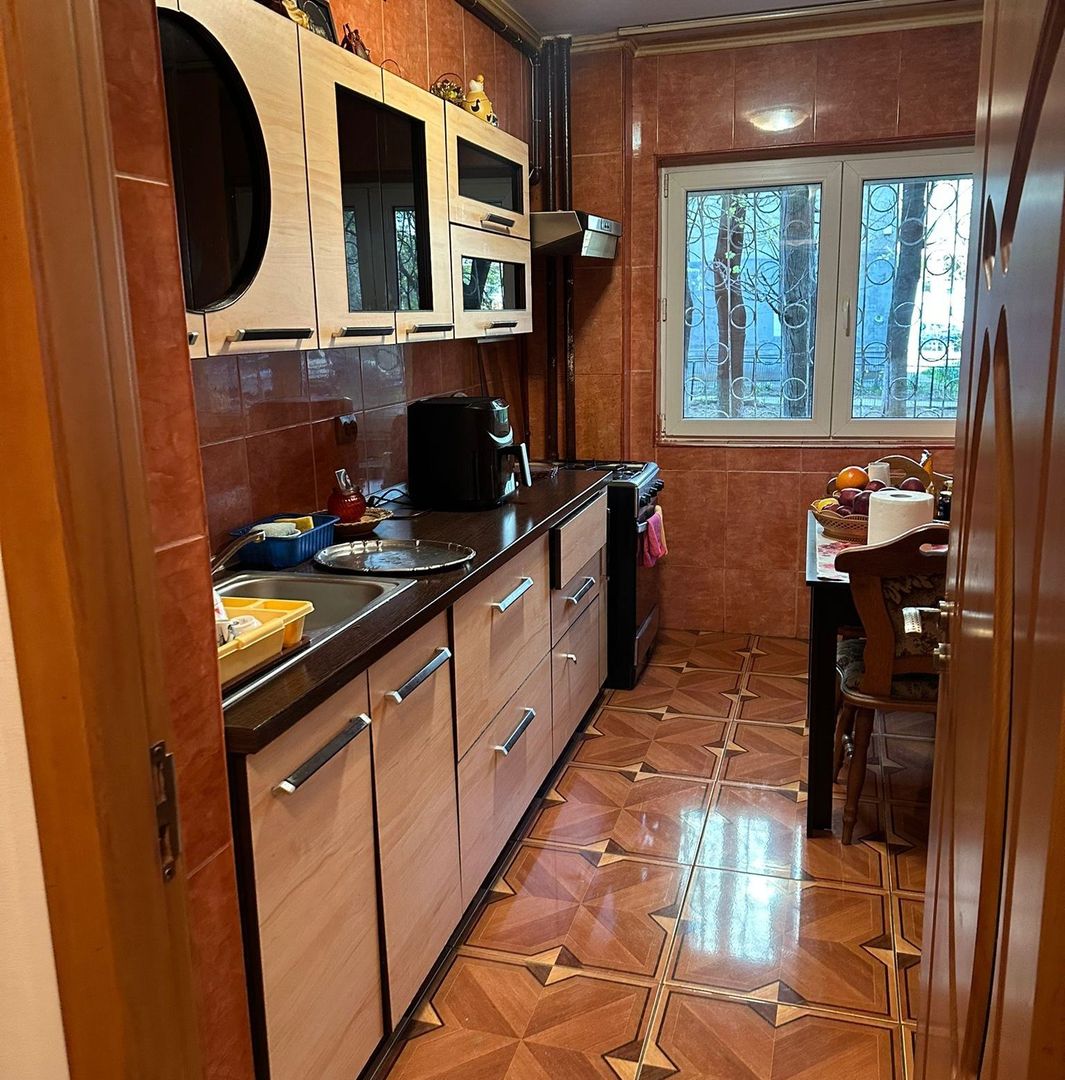 Apartament 3 camere, Decomandat. Bld. Al. Obregia, zona Vatra Dornei. - Poză 8