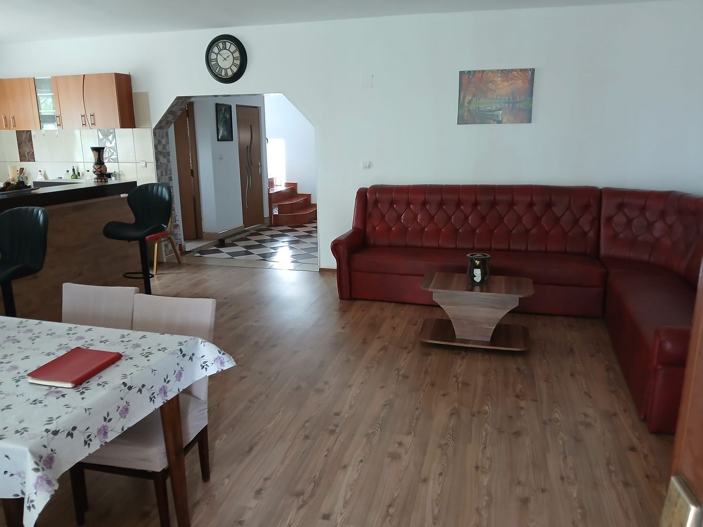 Inchiriez pentru cazare Vila cu 7 camere - Poză 1