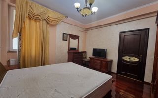 Vila generoasa de inchiriat intr o zona principala a orasului - Poză 12