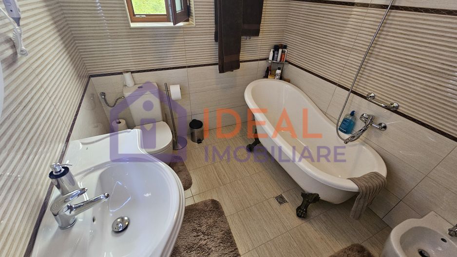 Casă deosebită, cu 5 camere, cu teren de 1132 mp – Cisnădioara - Poză 21