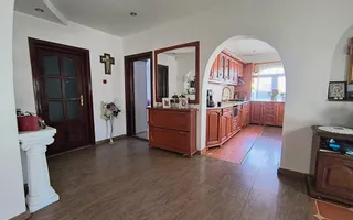 Casa perfectă pentru familie – curte, foișor cu grătar și garaj triplu - Poză 11
