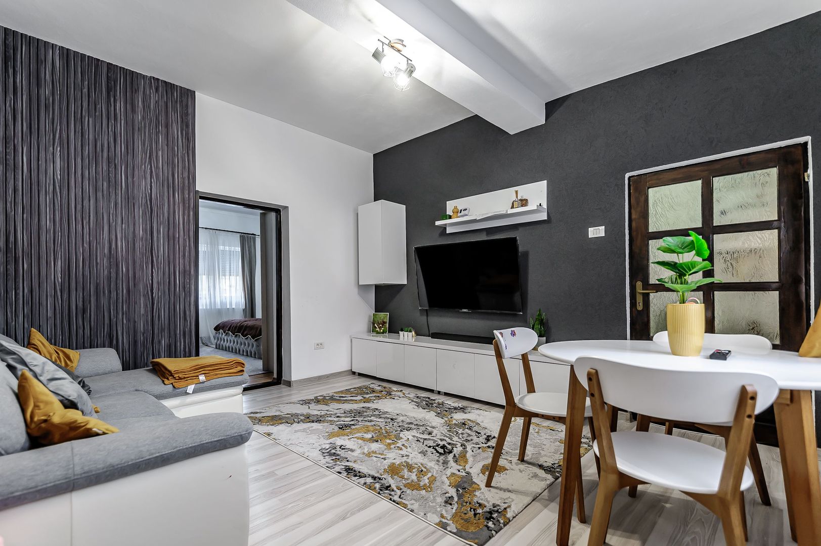 Doua apartamente cu gradina si terasa, in Micalaca, la curte comuna - Poză 1