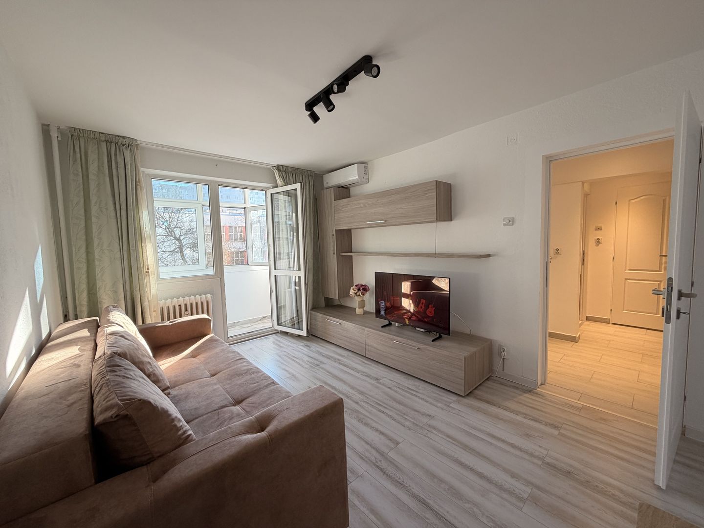 Apartament 2 camere renovat 2025, bloc 1976 – Sălăjan - Poză 1