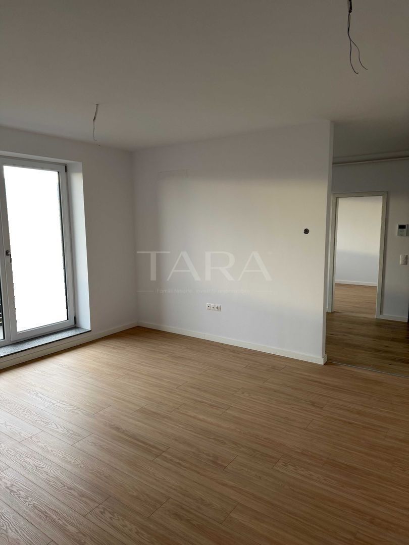Apartament de vanzare, 3 camere, boxa inclusa, parcare. - Poză 1
