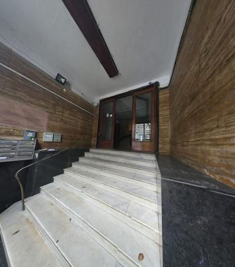 Apartament 5 camere, garaj, 2 boxe subsol, 4/6, bloc interbelic . - Poză 1