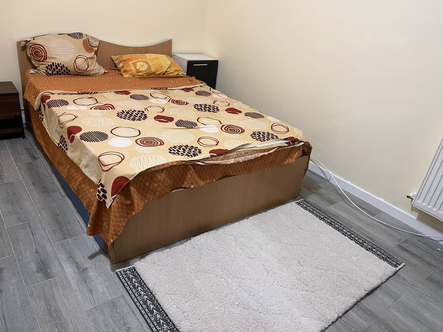 Apartament 2 camere, de inchiriat+ loc de parcare si terasa in curte - Poză 3