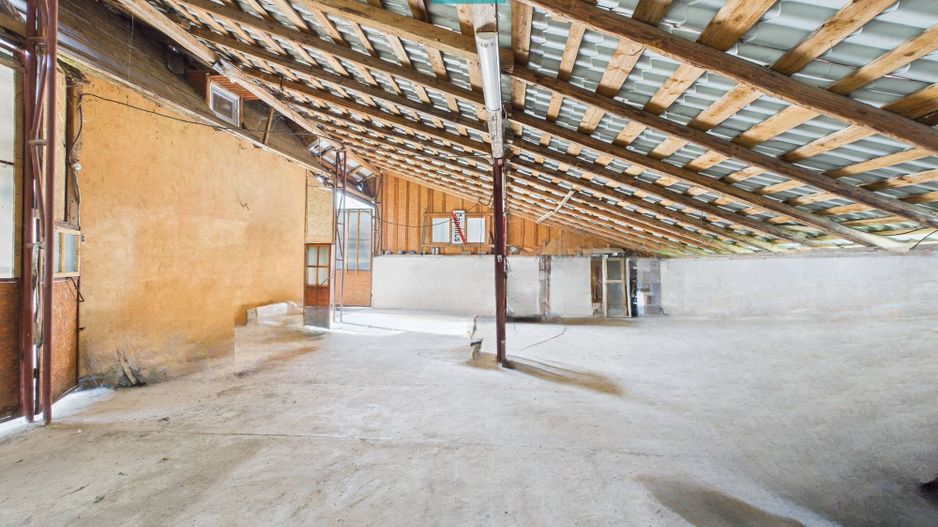 Casă și centru comercial, în localitatea Lazuri - Poză 9