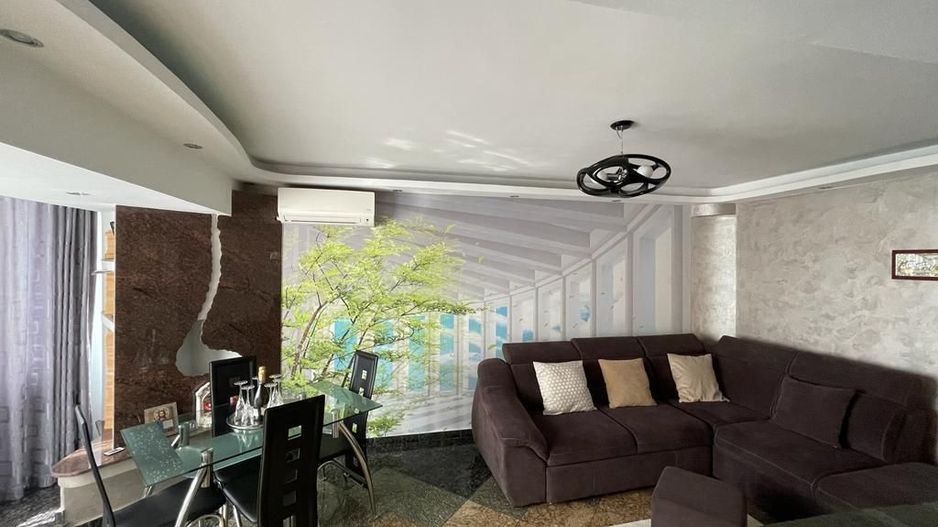 Închiriez apartament 2 camere, Decebal, mobilat, confort lux, parcare - Poză 2