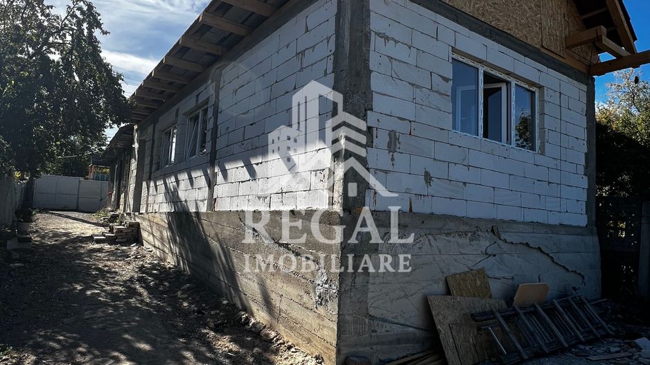 Proprietate cu 2 case și 770 mp teren – vedere spre Castel - Poză 1