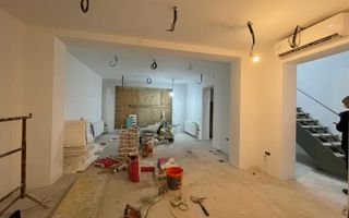 Spatiu comercial ultracentral cu vitrina si intrare direct din strada - Poză 1