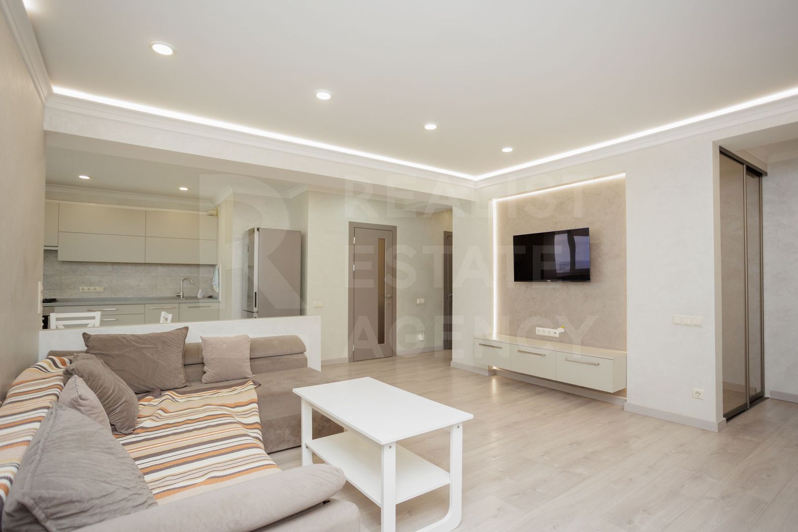 Spre vînzare apartament spațios, 2 dormitoare și living, sec. Botanica - Poză 3