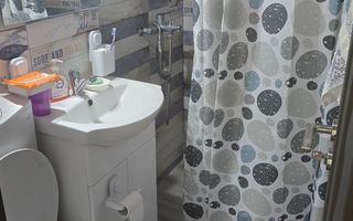 Casă de închiriat cu 3 dormitoare, 2 băi, living și terasă, în Rediu, lângă Primărie - Poză 2