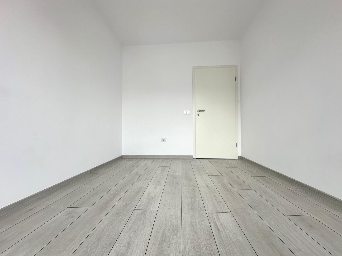 Apartament 3 camere, nemobilat | Parcare  + boxă - Poză 5