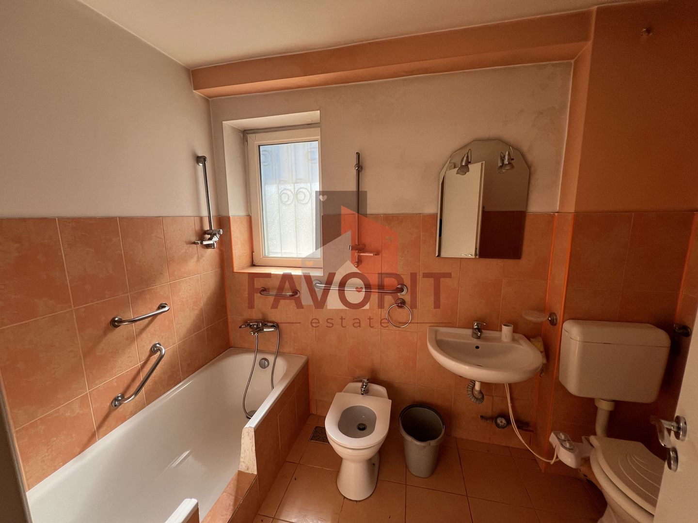 3 Camere Decomandat Central –90mp | Vizibilitate Excelentă | Potențial - Poză 13