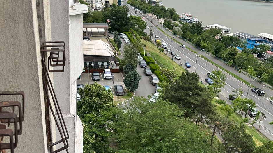 De vanzare apartament cu 3 camere, zona Faleza, etaj 7/8, 149.000 euro - Poză 1