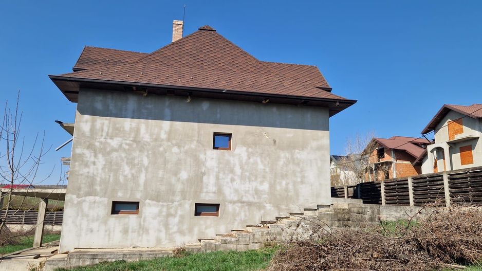 Vand vila la rosu cu teren 2700mp - Poză 4