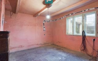 Casă modestă cu 3 camere în Ghioroc - Poză 2