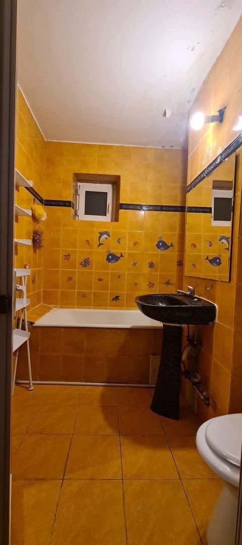 De vanzare apartament cu 2 camere, central, Bloc BR, et. 2, 76.000 euro - Poză 8