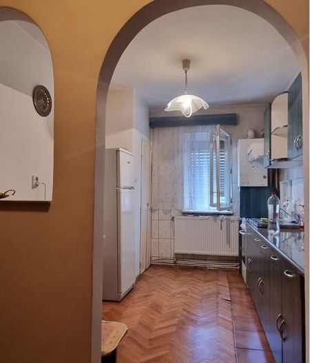Vand apartament 2 camere, semidecomandat, situat central - Poză 1