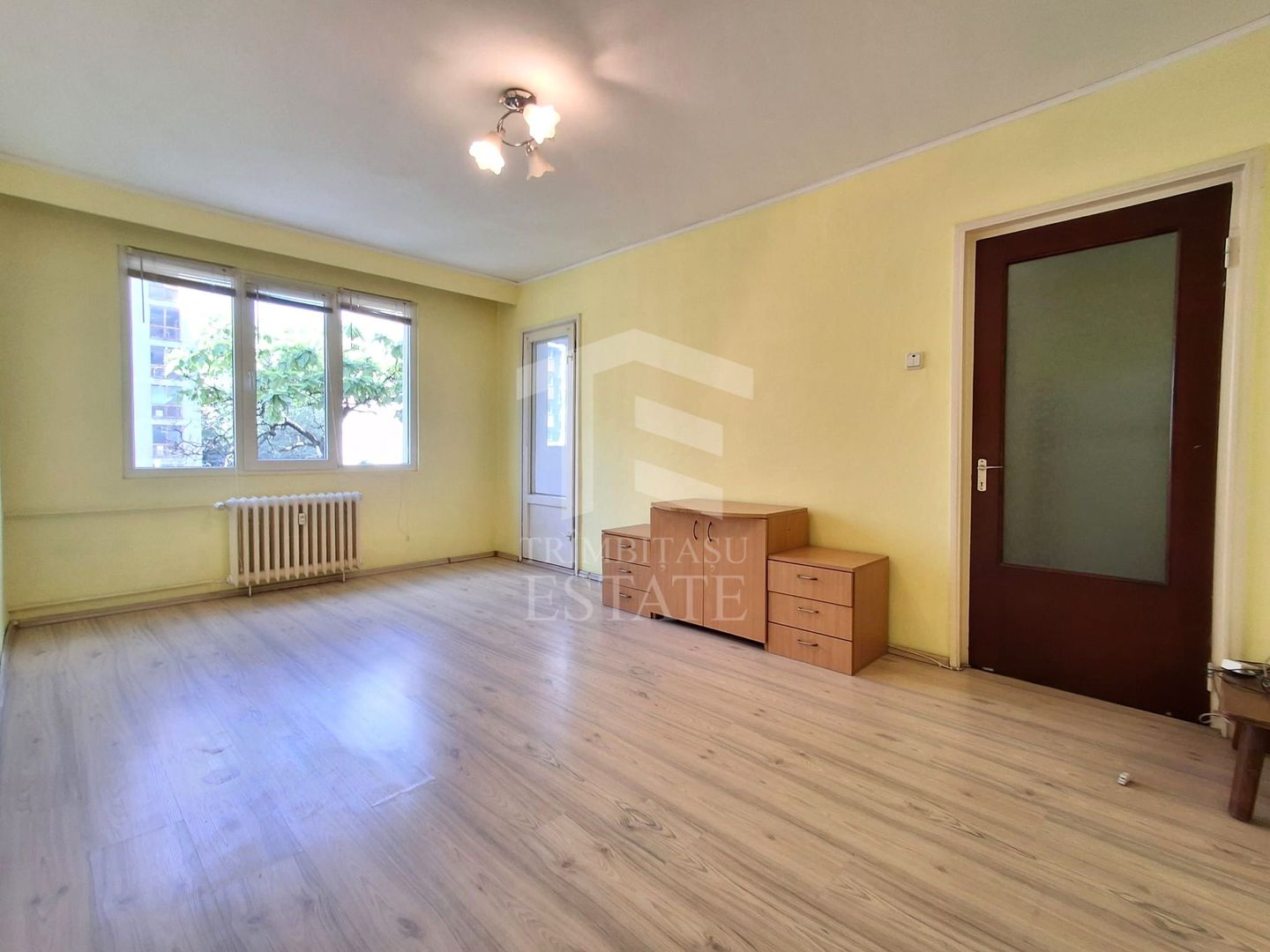 Apartament 3 camere decomandat | Locație excelentă | Bd. Chișinău 21 - Poză 2