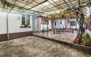 Casă cu 4 camere, anexă locuibilă și teren de 234 mp | Piața Sudului