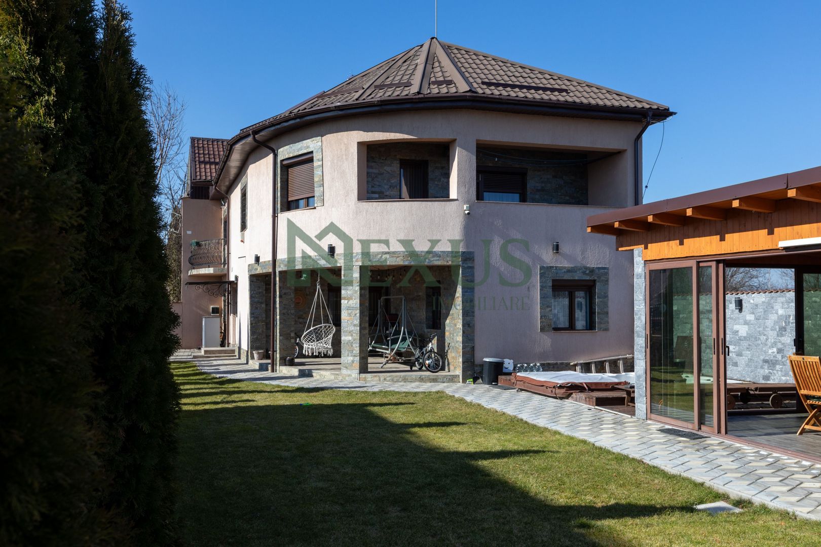 Casă/Vilă modernă de vânzare la intrare în Bogdan Vodă, județul Bacău. - Poză 1