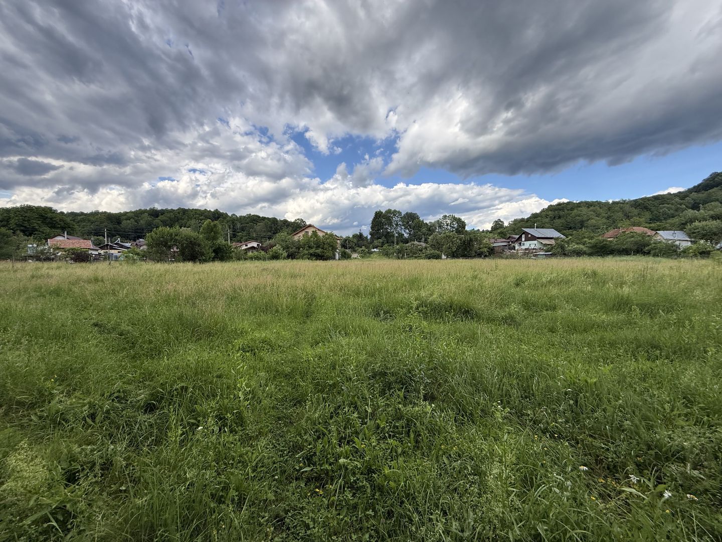Teren plat-intravilan -3800 mp, cu pădurice și ieșire la râu! - Poză 4