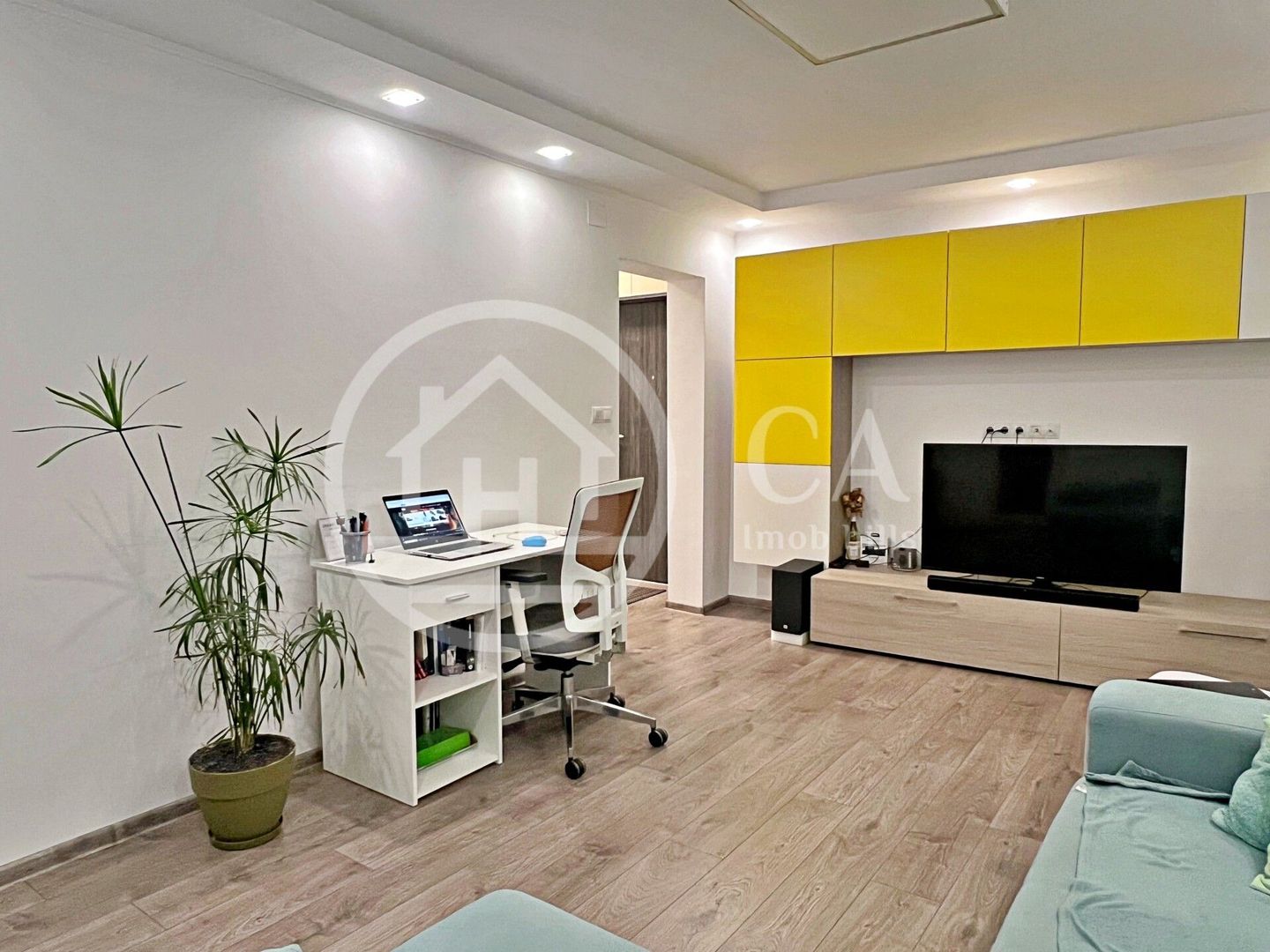 Apartament de vânzare cu 3 camere in zona Rogerius, Oradea - Poză 2