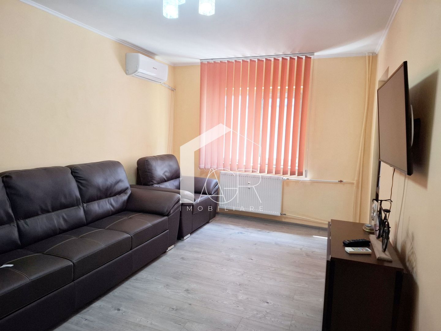 Apartament cu 2 camere, decomandat, zona Republicii - Poză 1