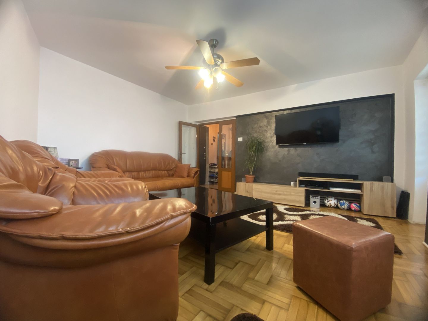 Compartimentare decomandata! Vanzare apartament cu 3 camere-Micro 11 - Poză 3