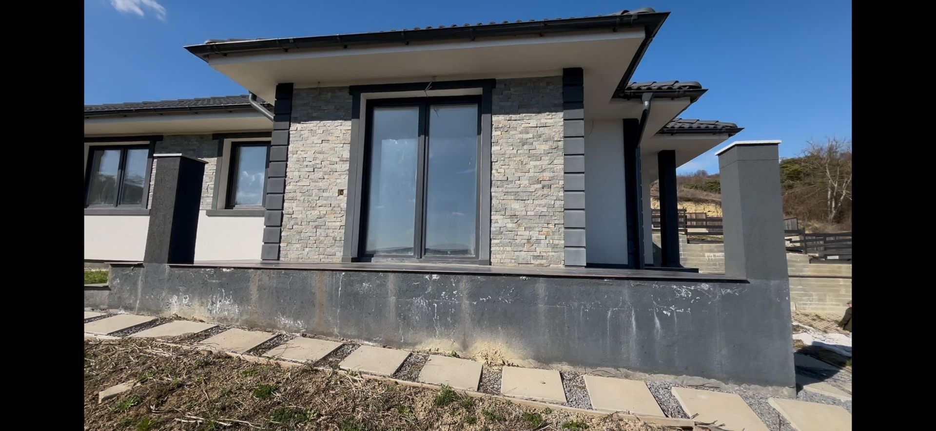 CASA CU 3 CAMERE PE UN NIVEL 110 mp ZONA CORUNCA - Poză 3