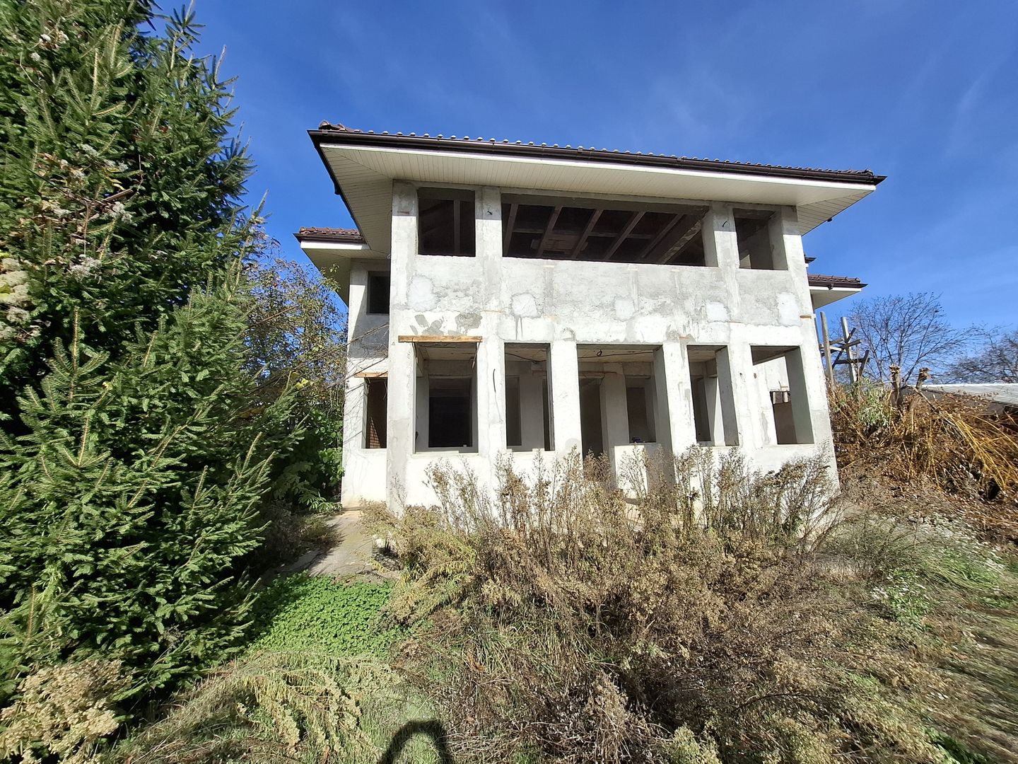 ila cu 6 camere + casă locuibilă pe teren intravilan de 1700 mp, cu vi - Poză 1