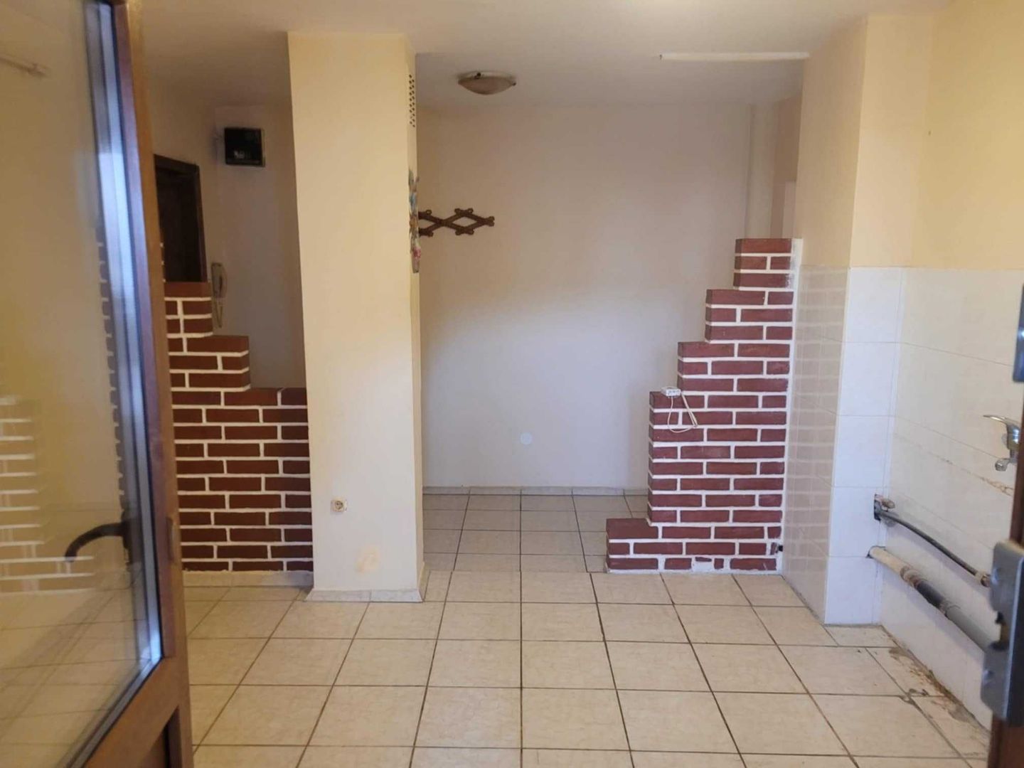 Apartament 2 camere Micro 17, etajul II, zona pietei, stil Carpati - Poză 2