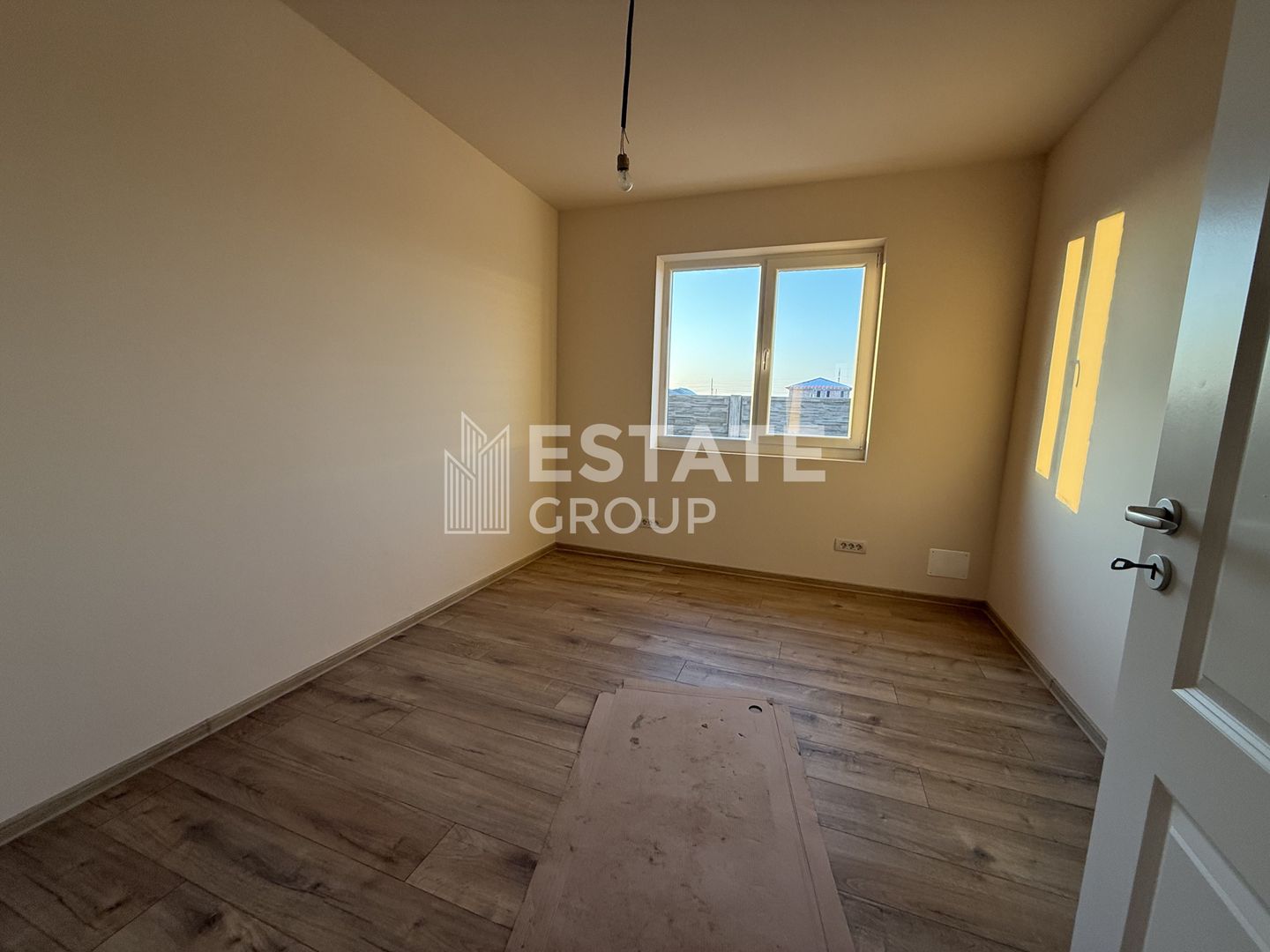 Casa individuala cu 4 camere in Mosnita Noua zona Castel - Poză 12