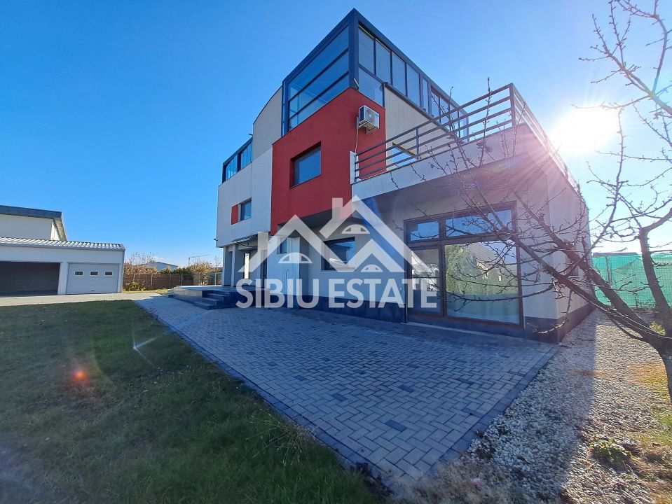 Casa cu 4 garaje, terase panoramice, teren mare - Poză 1