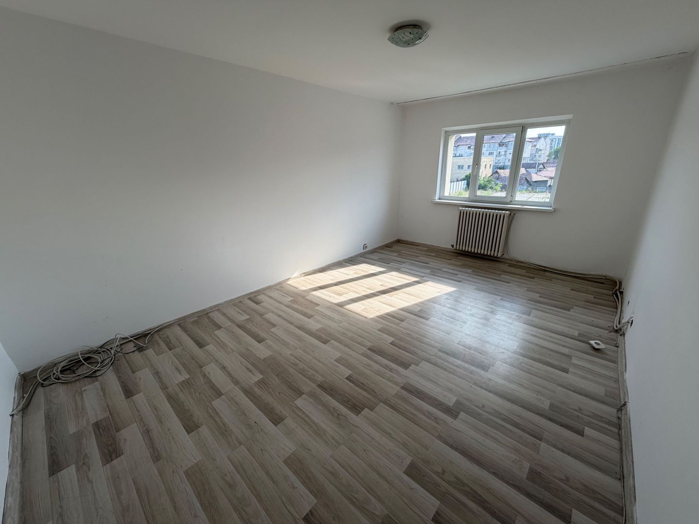 Apartament 2 camere, etaj 2 - zona Industriala - Poză 1