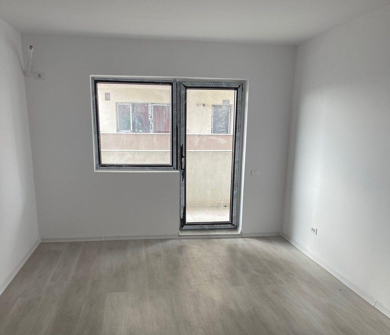 Apartament NOU 3 camere - Loc de parcare si boxa inclusa in pret - Poză 1