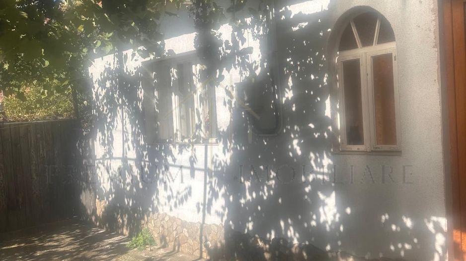 Casă batraneasca+ teren 999 mp intravilan în Oituz - Poză 2