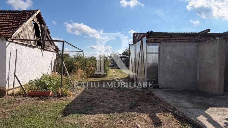 Casă cu livadă, grădină și anexe, | Les | Oradea - Poză 11