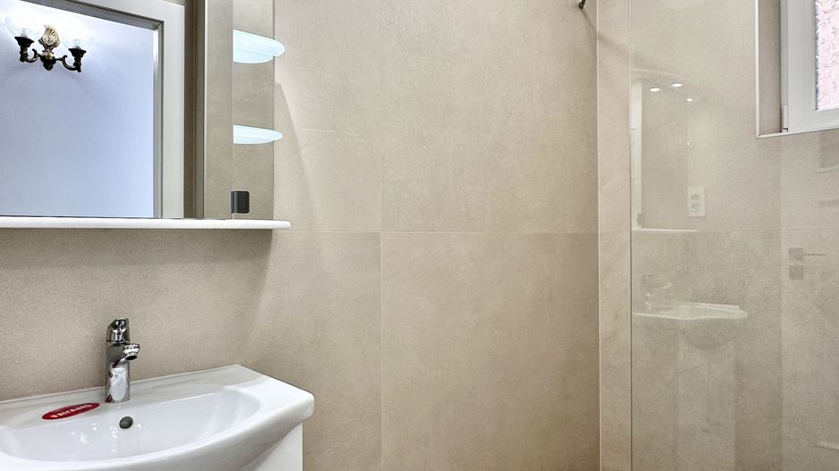 Casa de inchiriat, 3 camere, 3 bai, renovata, prima inchiriere. - Poză 13