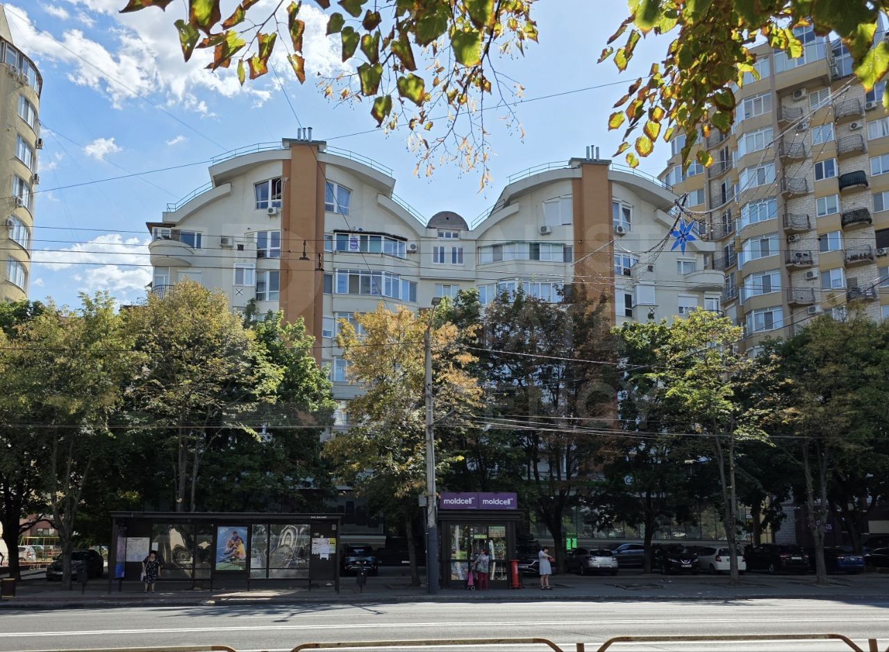 Vânzare, apartamnet 4 camere + living, str. Alba Iulia, Buiucani - Poză 1