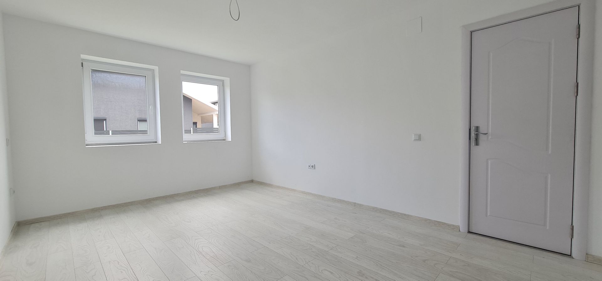 Casa 4 camere (nemobilata, neutilata) cartier Izvor Tarlungeni Brasov - Poză 4
