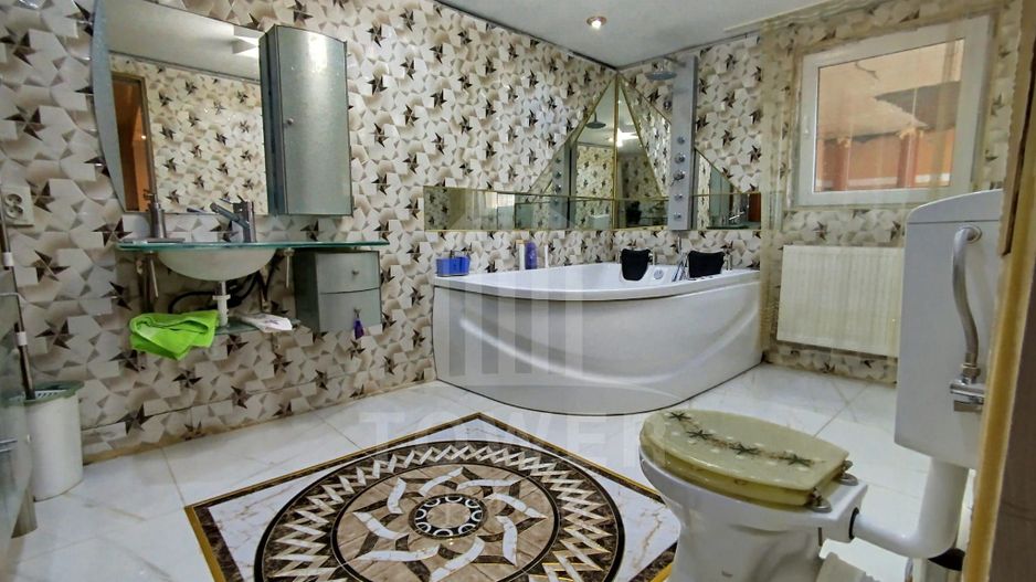 Casa de vanzare cu spatiu comercial la parter - Poză 9