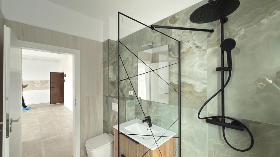 FINALIZAT. Etaj 1. Bloc la asfalt. Balcon mare. Loc de parcare. - Poză 6