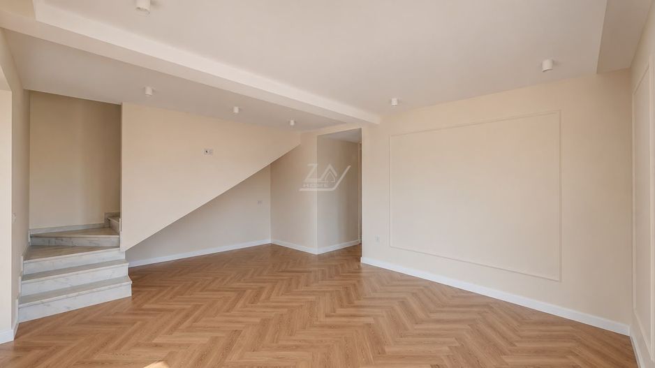 Duplex despartit prin camera tehnica! 5 camere, 3 bai. - Poză 2