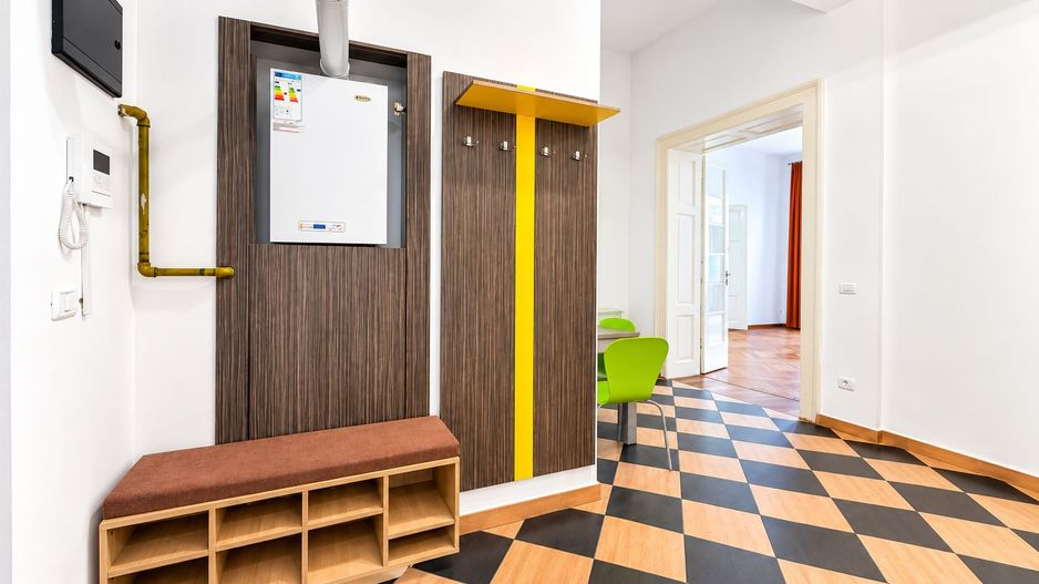 De vânzare/ închiriat Apartament istoric, 2 camere, Central Arad - Poză 2