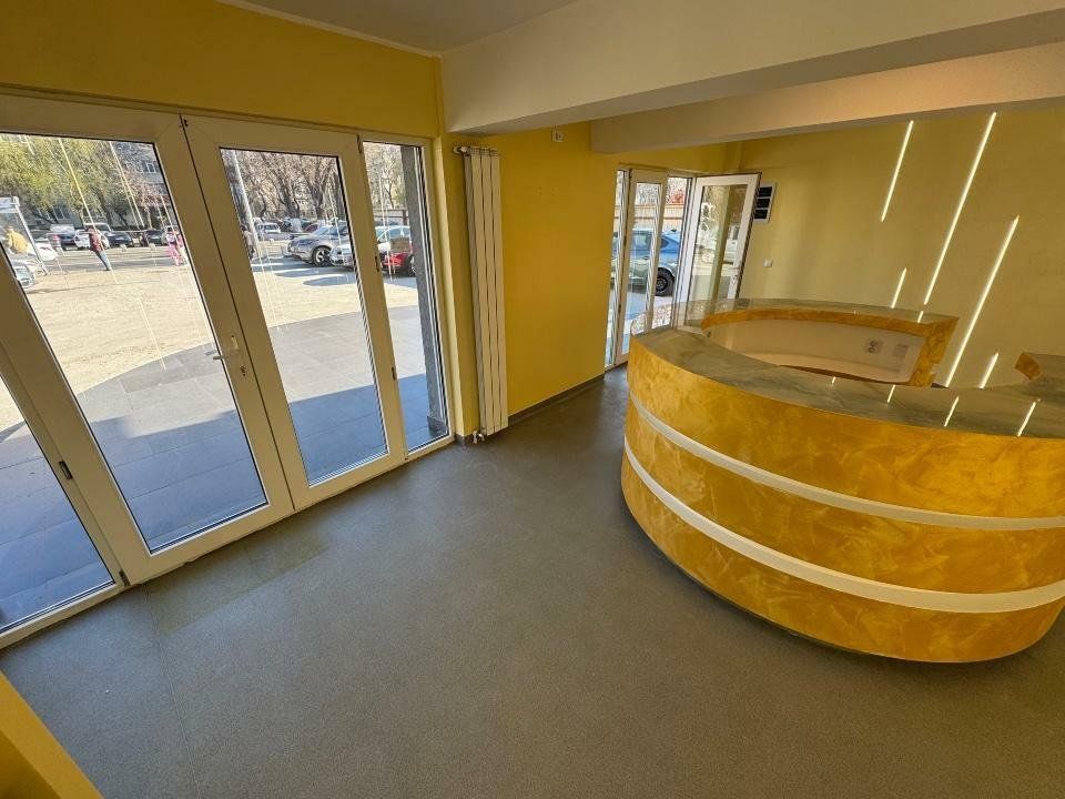 Spaţiu com. Clinica Stomatologică  în faţa staţiei STb S170 - Poză 1