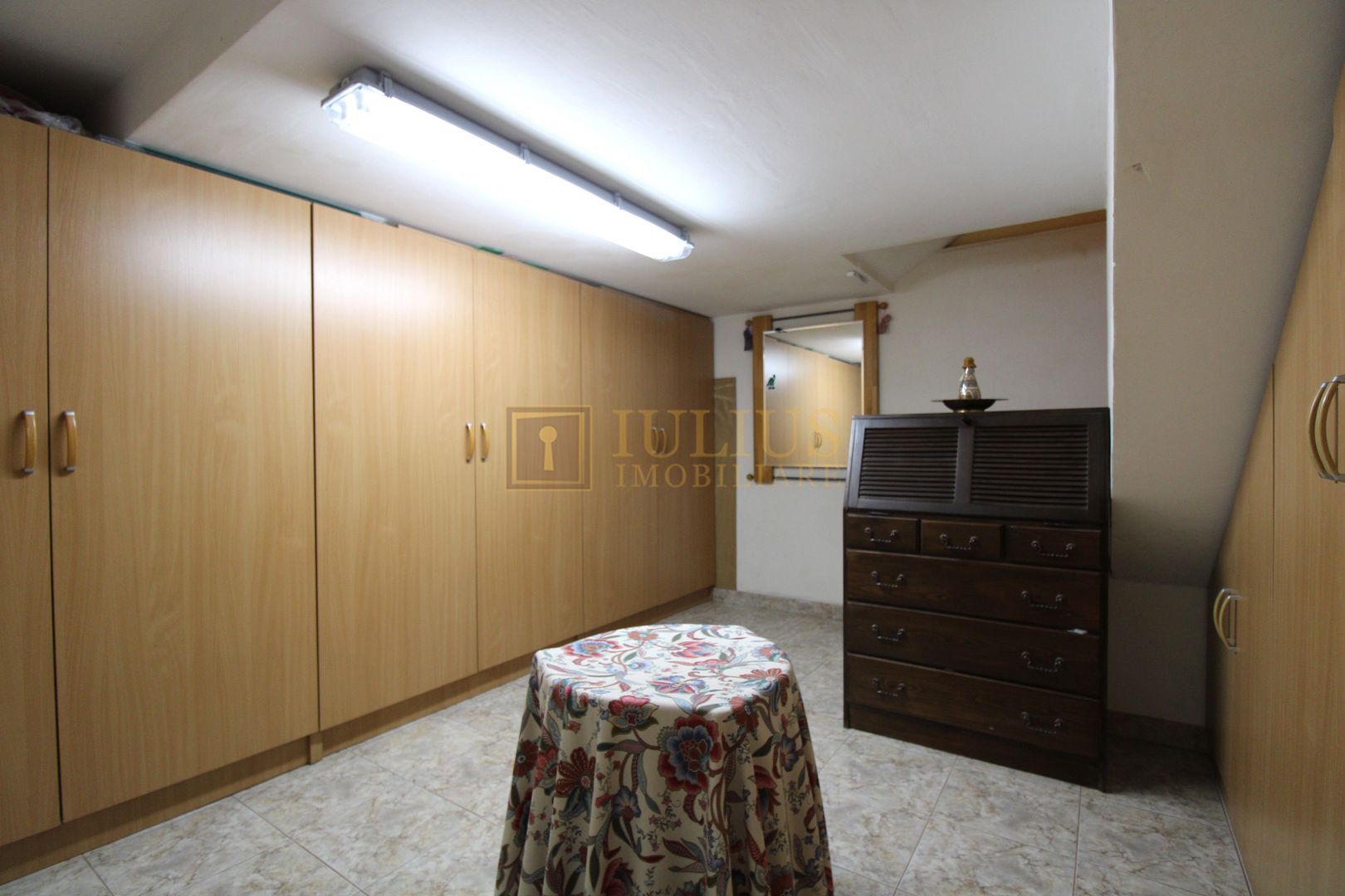 3 dormitoare, 3 bai, living spatios, 2 terase si curte. - Poză 28