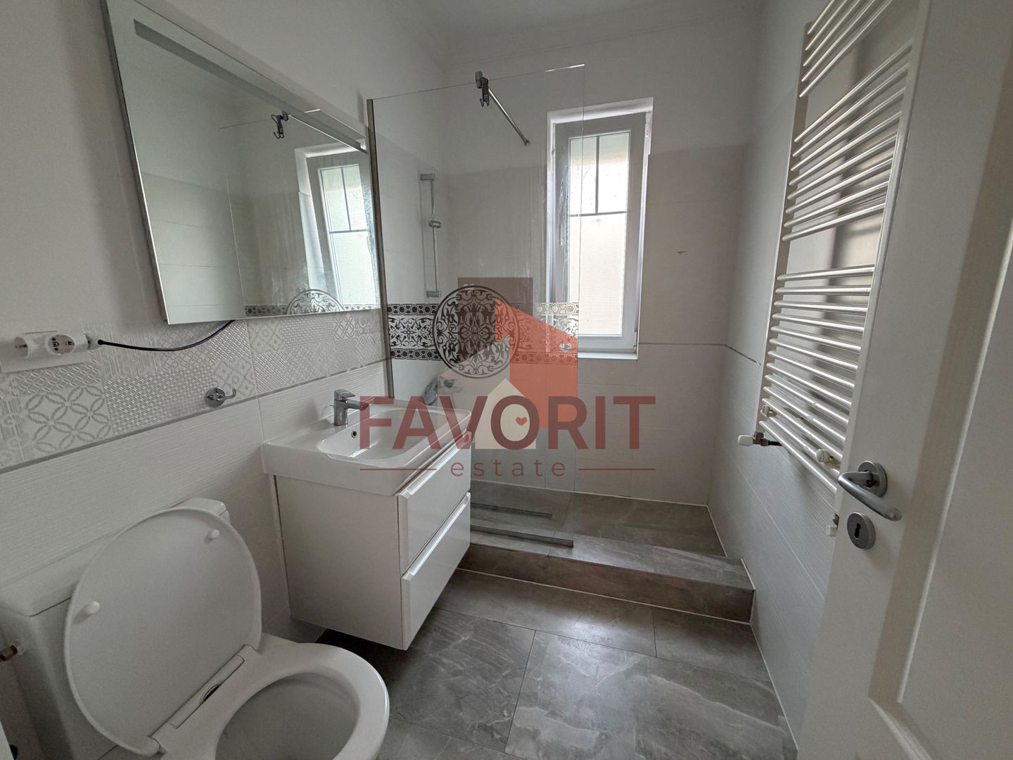 Mobilat si utilat. Disponibil imediat. Loc de parcare - Poză 8
