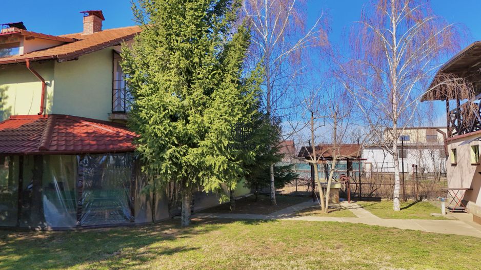 Casa de vanzare in Targoviste - 5 camere, 2 garaje, teren generos - Poză 2